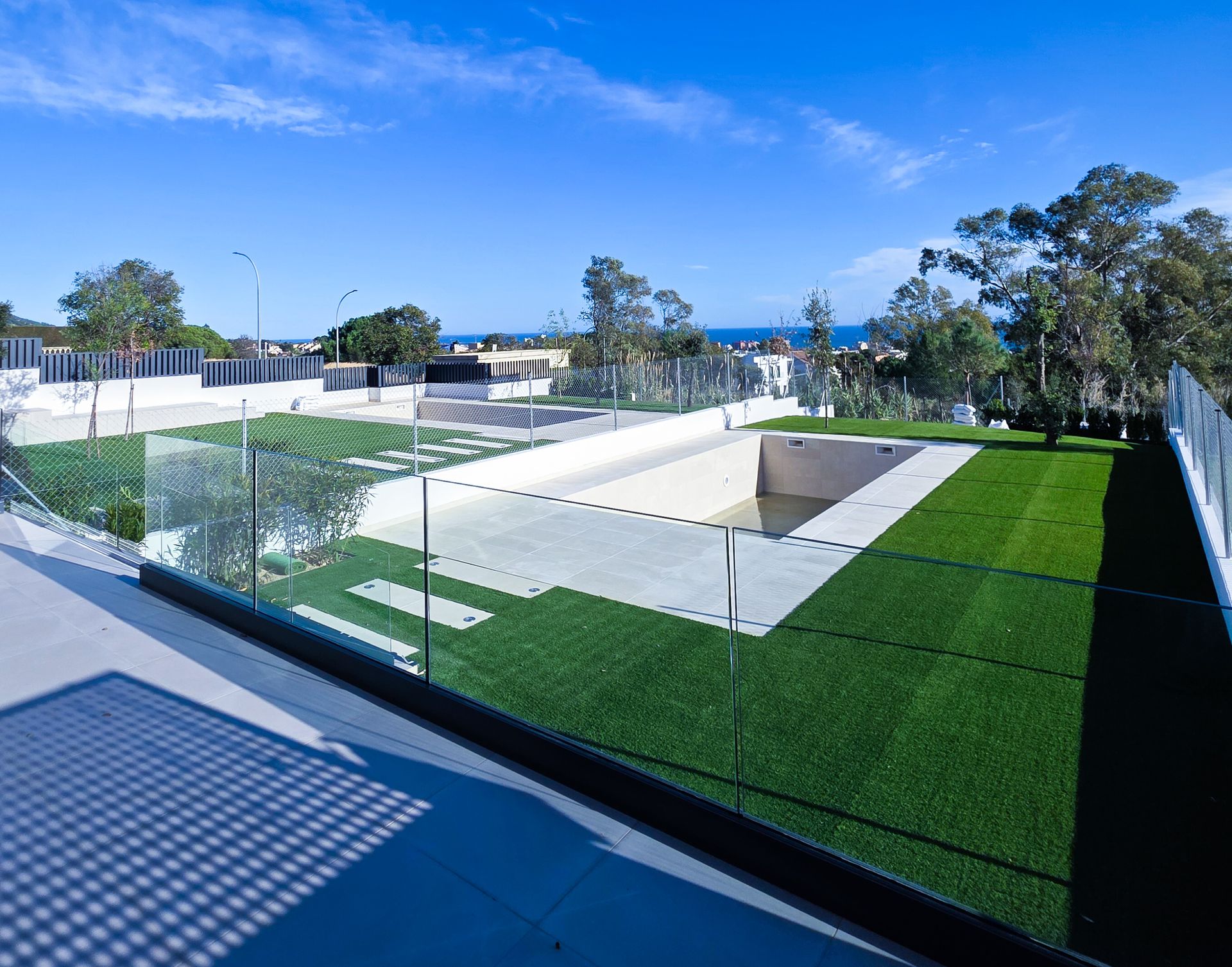 detalle de barandilla de cristal exterior en vivienda moderna