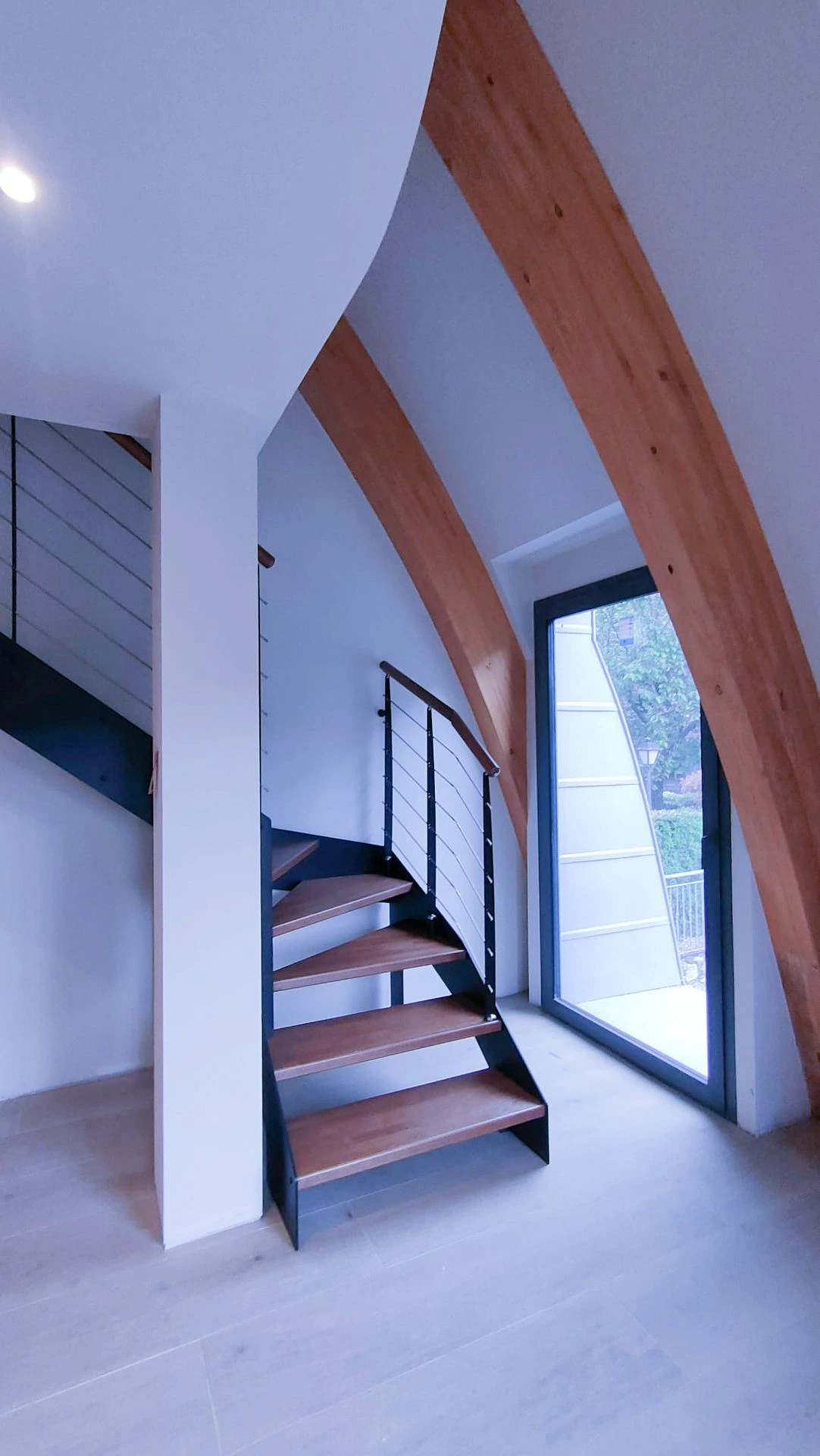 Vista frontal de escalera metálica en vivienda moderna
