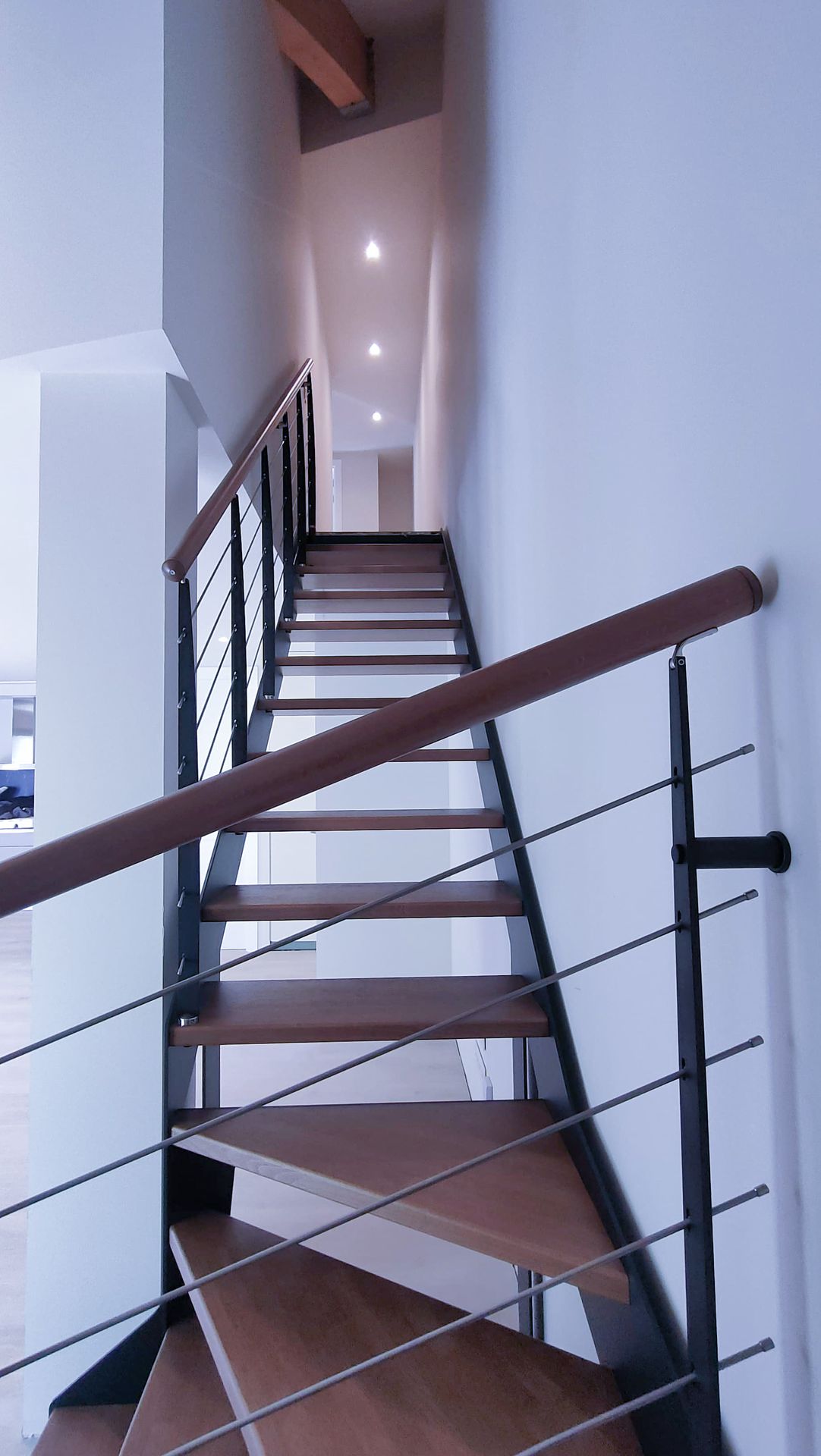 Detalle de estructura metálica en escalera interior moderna