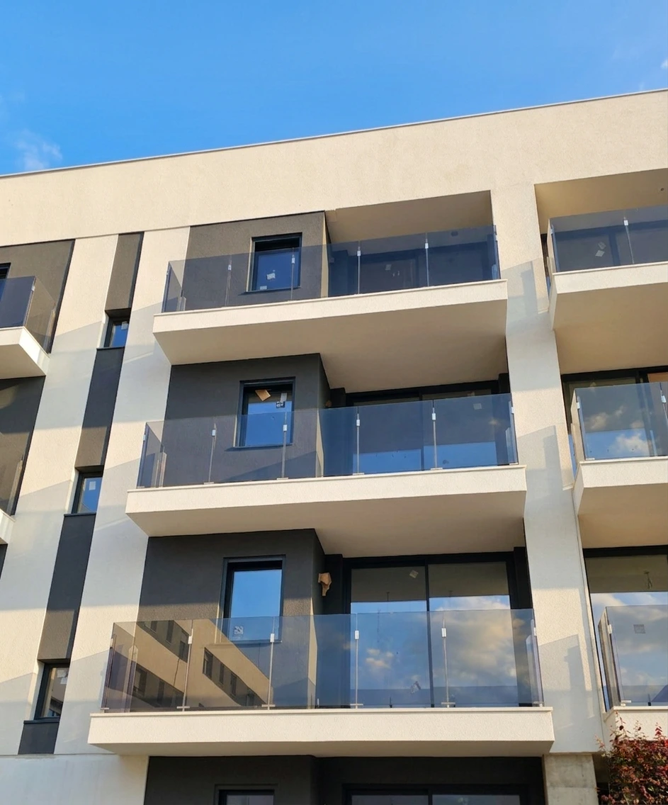 Detalle de balcones modernos con cristal oscuro en Costa Brava