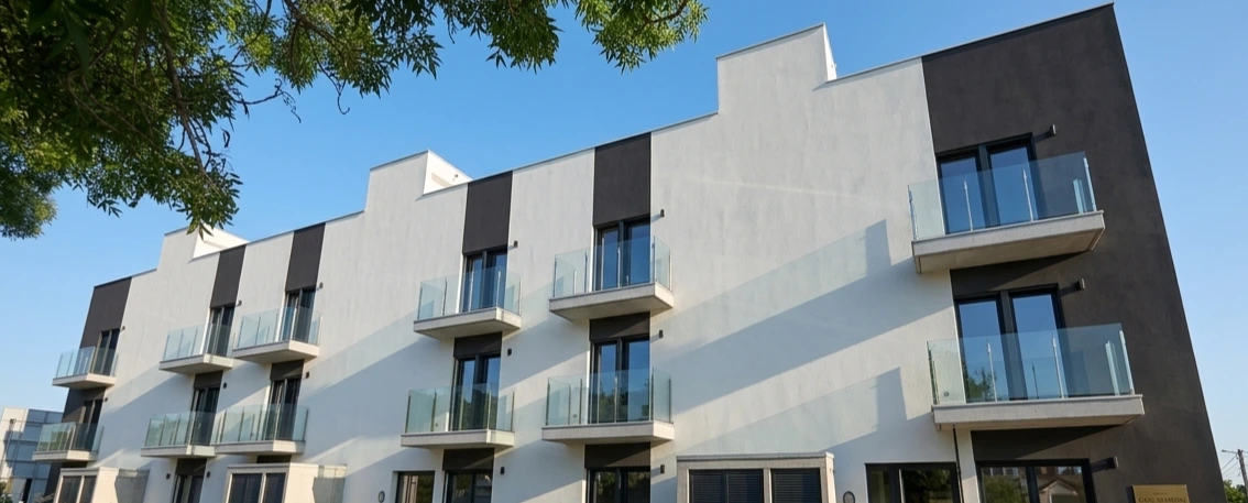 Promoción residencial con barandillas de cristal en Girona