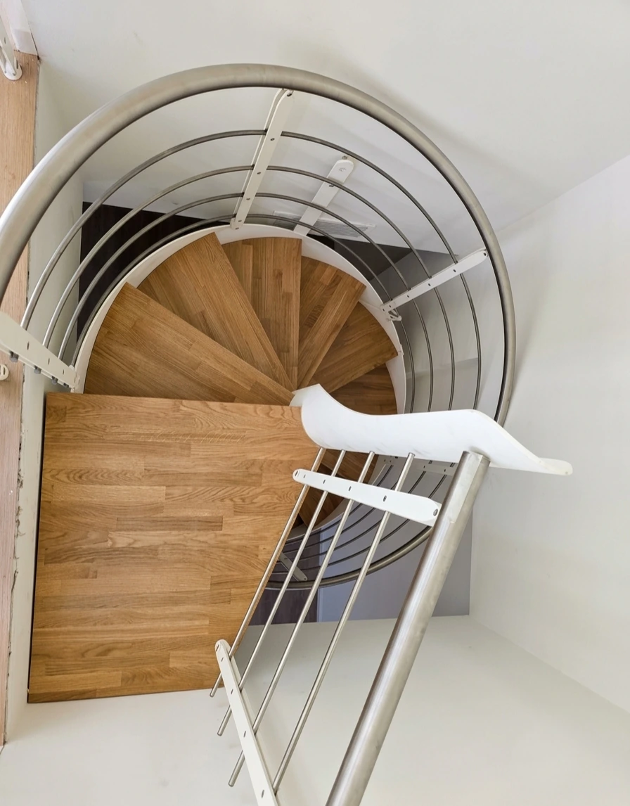Escalera de diseño helicoidal para vivienda unifamiliar de obra nueva en Sevilla