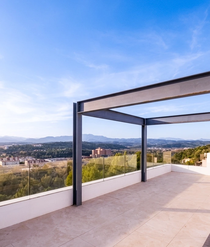 Barandilla panorámica de cristal instalada en vivienda moderna de Girona