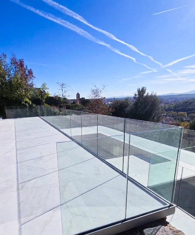 Barandillas de cristal con guía de aluminio lateral en Girona