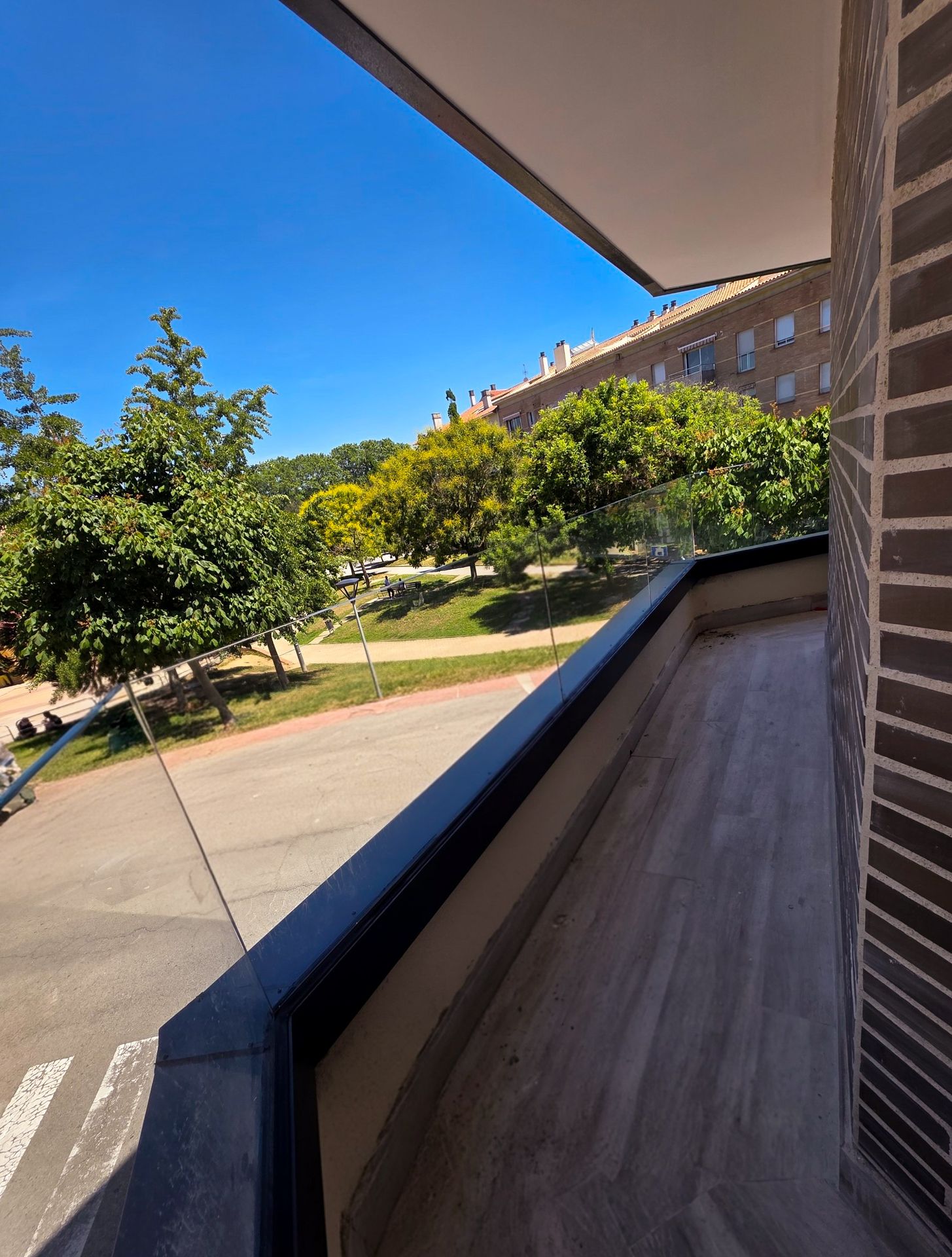 Barandillas de cristal con guía de aluminio en balcones de obra nueva en Sant Celoni.
