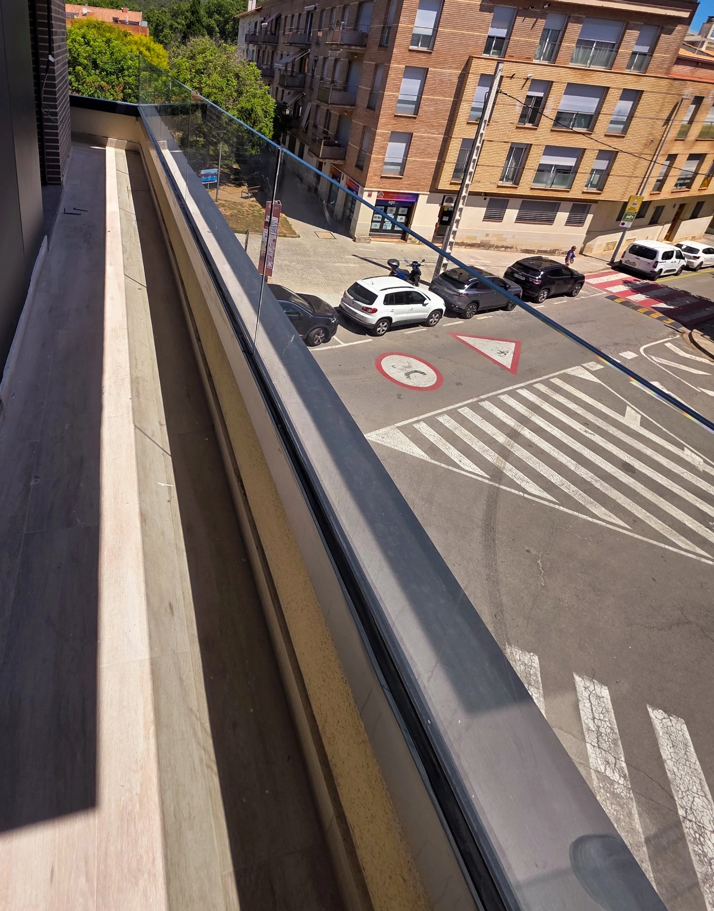 Guía de aluminio para barandilla de cristal instalada en vivienda de Sant Celoni.