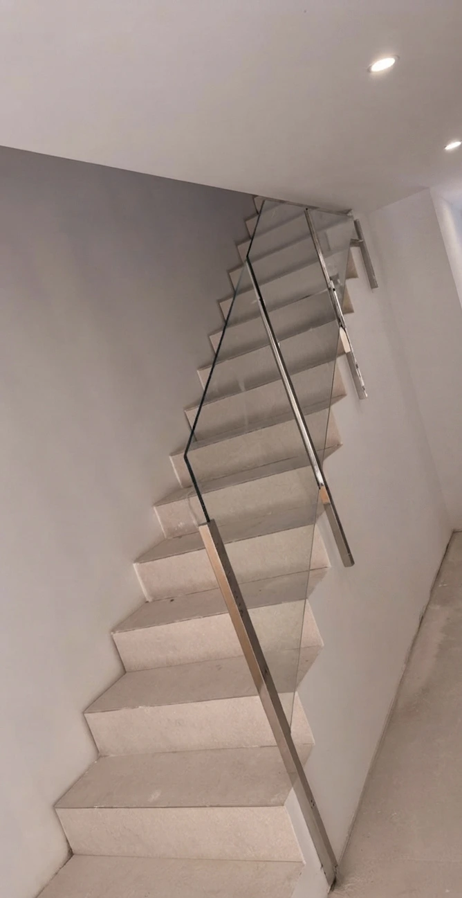 Instalación de barandilla de cristal y acero inoxidable interior