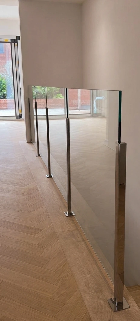 Barandilla de cristal interior para escalera en vivienda