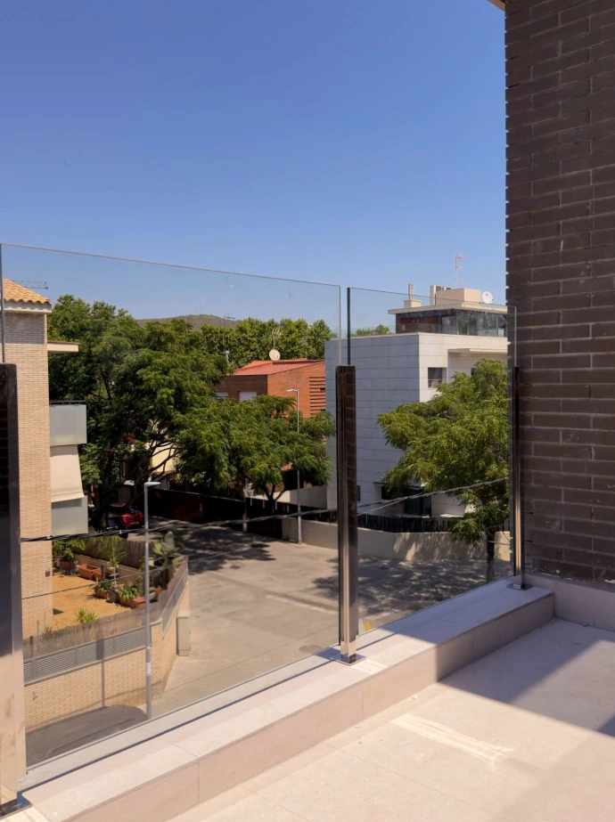 Barandilla de cristal para balcón con pilares inox Barcelona