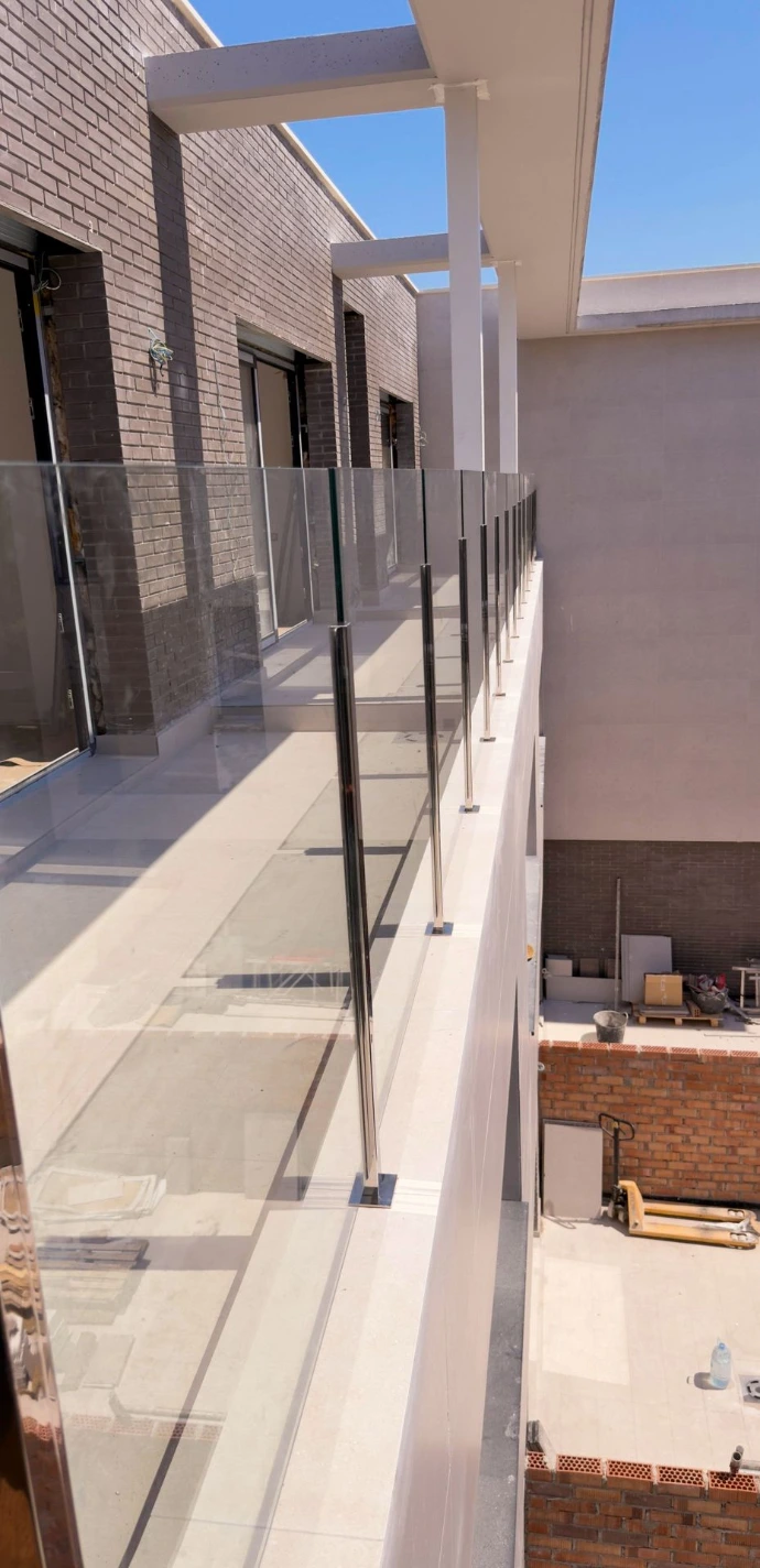 Instalación de barandilla de cristal exterior en obra nueva Barcelona
