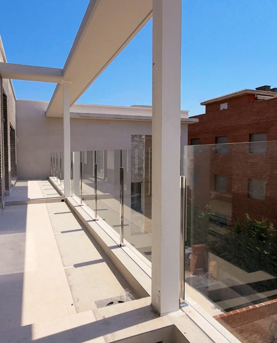 Barandilla de cristal con pilares de acero inoxidable en terraza Barcelona