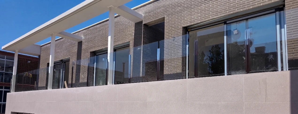 Montaje de barandillas de cristal con pilares inox en Barcelona