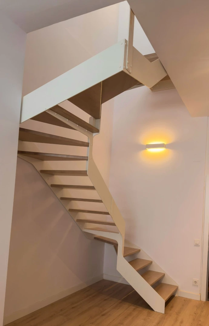 Escalera metálica a medida con peldaños de madera en Barcelona