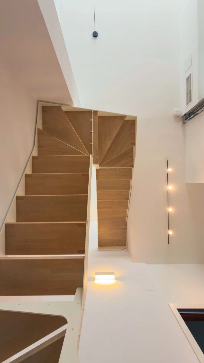 Escalera de metal y madera con peldaños compensados