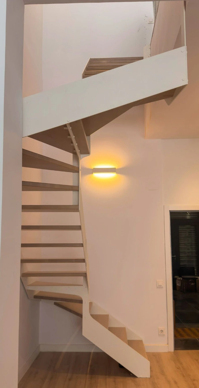 Detalle de peldaños de madera en escalera metálica interior