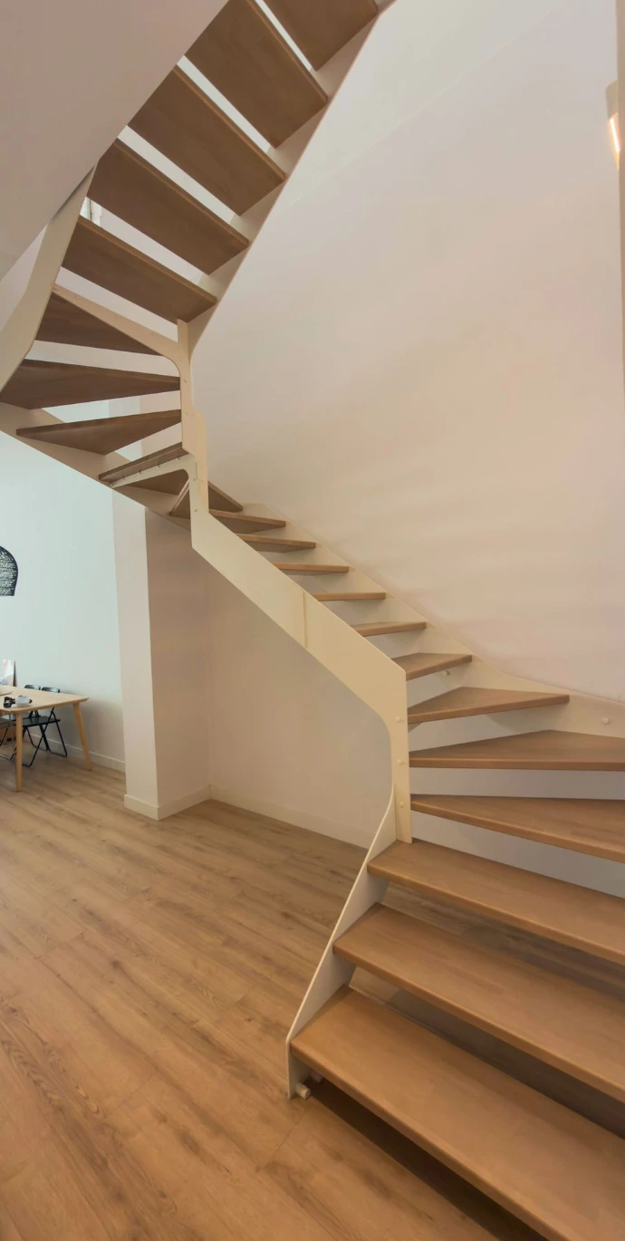 Montaje de escalera metálica a medida en vivienda de Barcelona