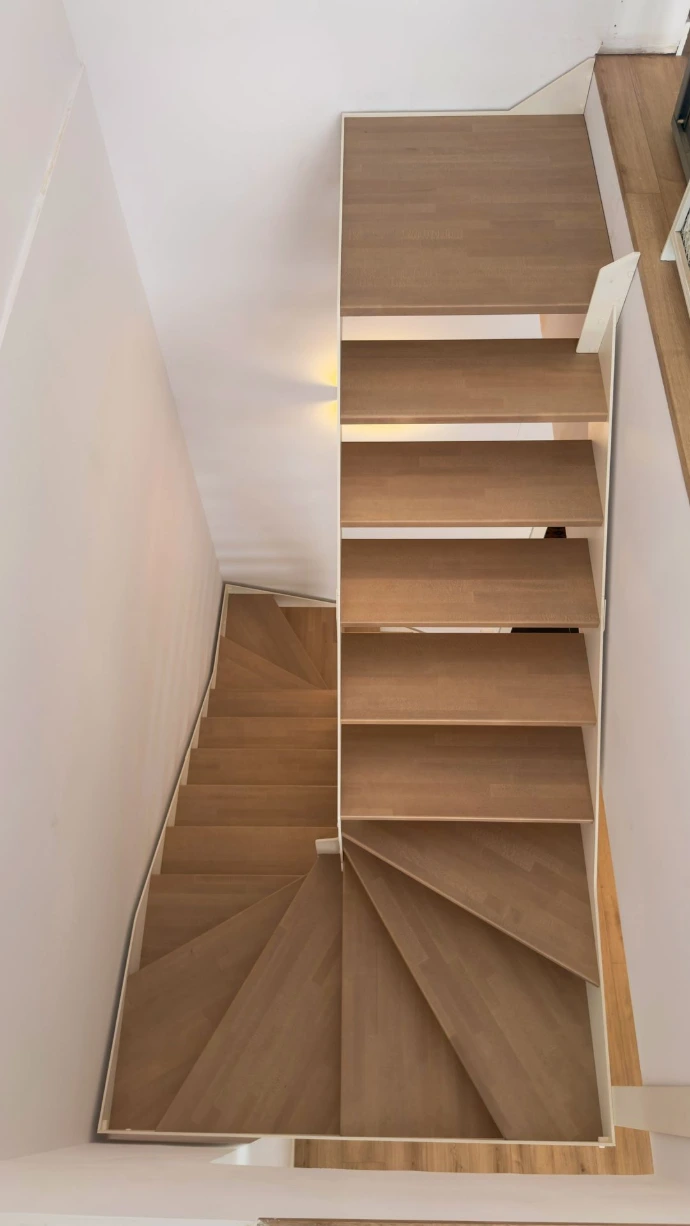 Escalera a medida de varios tramos con estructura metálica blanca