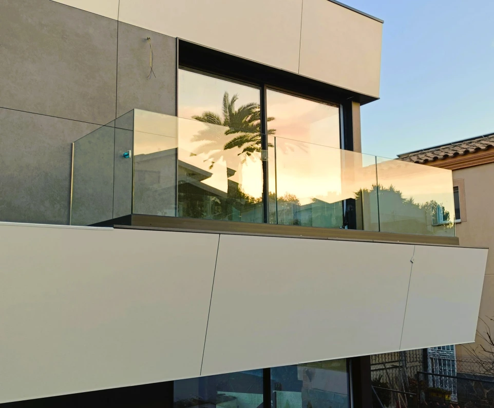 Barandilla de cristal con guía al suelo instalada en vivienda en Catalunya