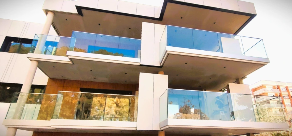 barandilla de cristal con guias al suelo