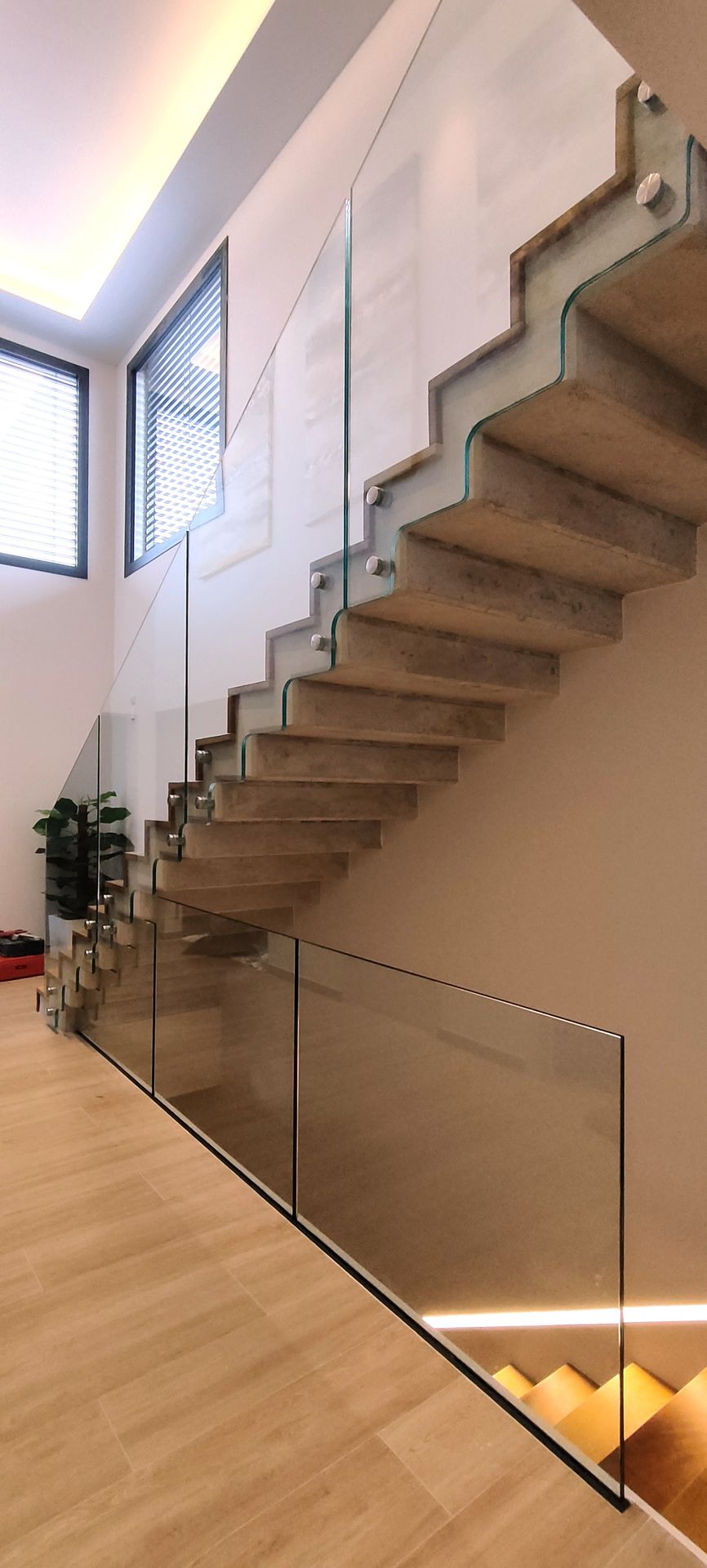 Barandilla de cristal anclada a escalera interior en vivienda