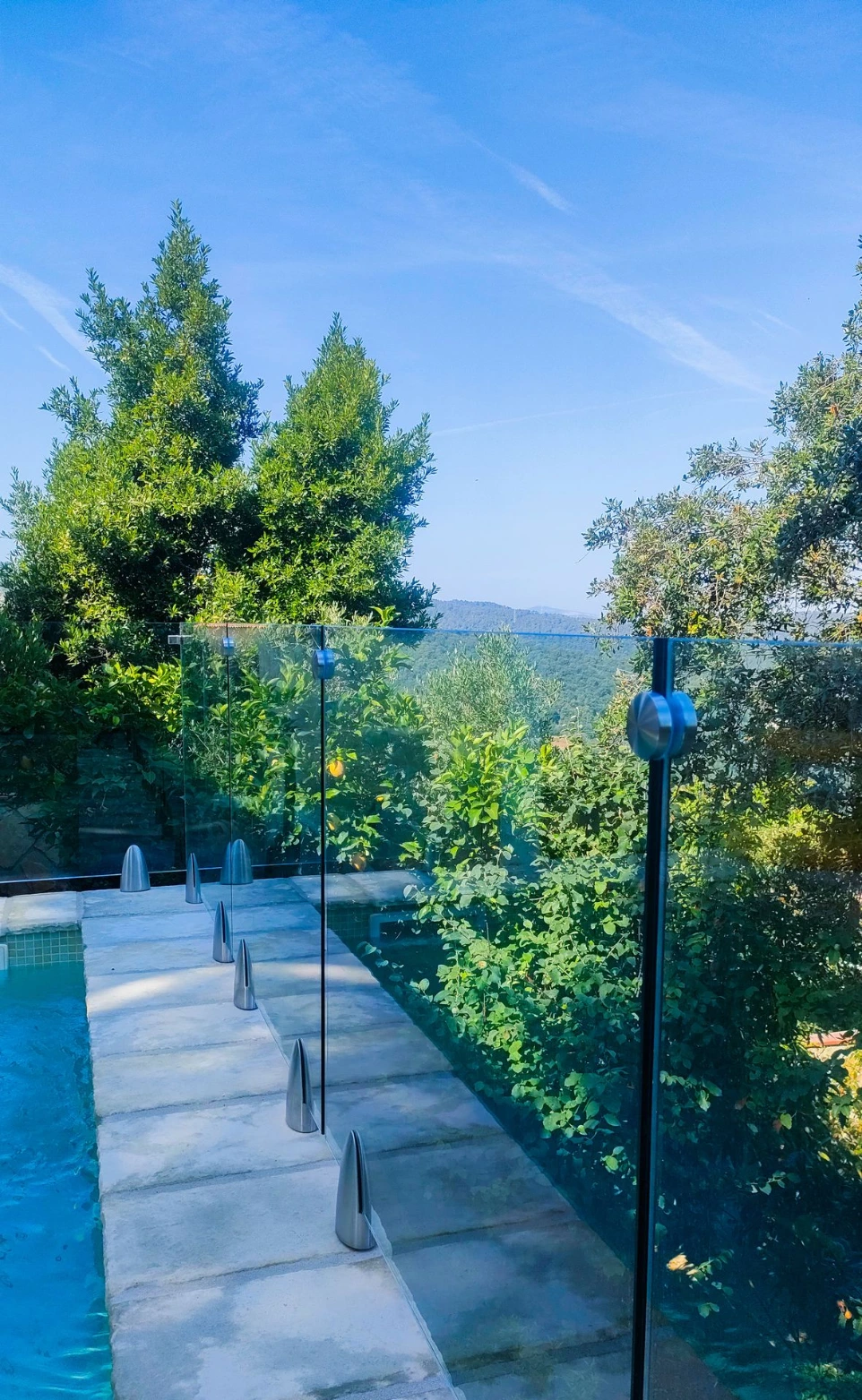 barandilla de cristal con pinzas al suelo