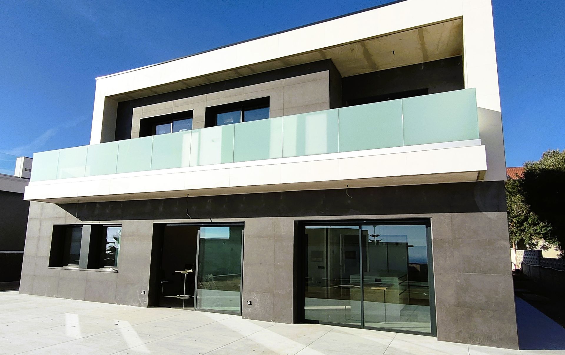 Barandilla de cristal al suelo