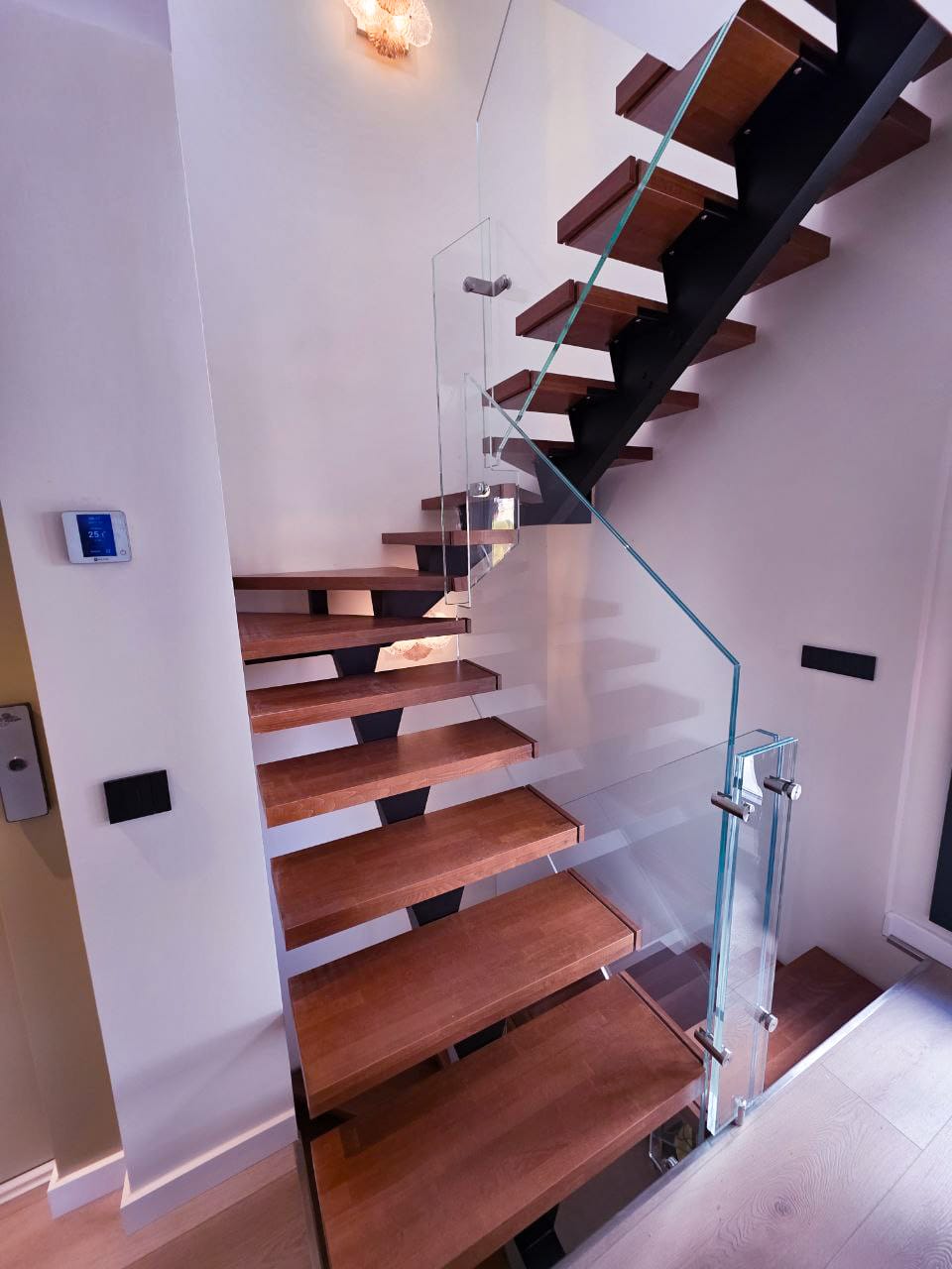 escalera flotante con estructura de acero