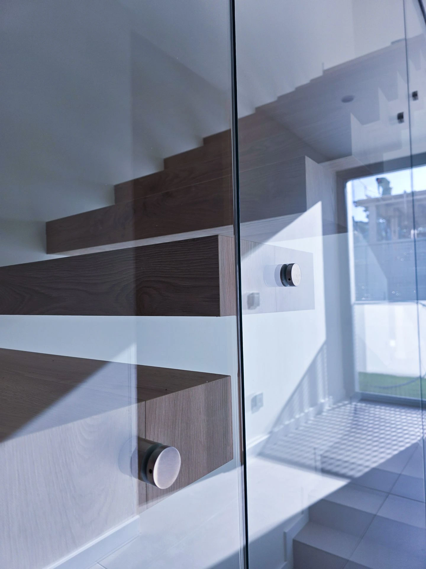 fijación con botón metálico en barandilla de cristal