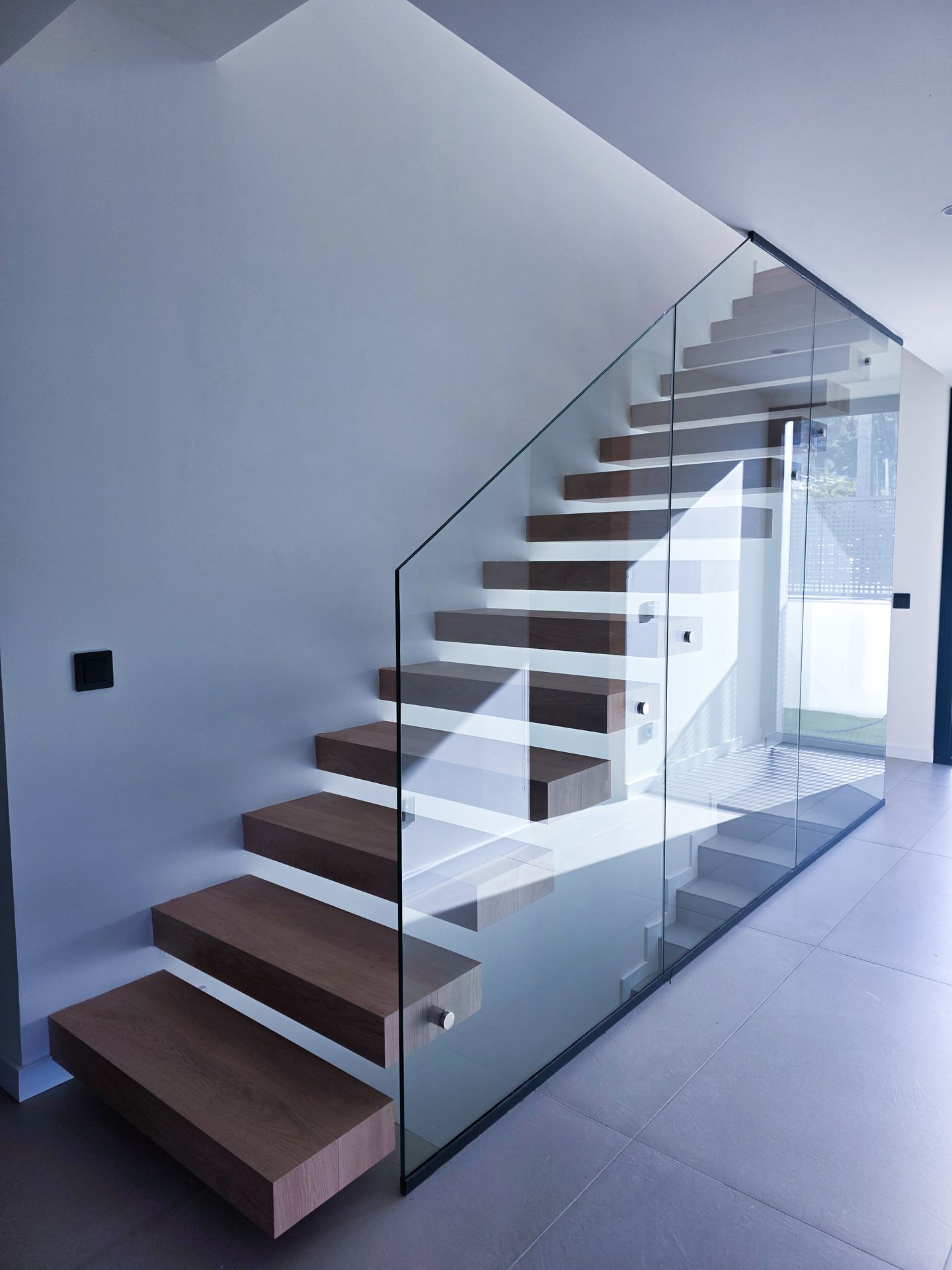 barandilla de cristal interior anclada a escalera de madera