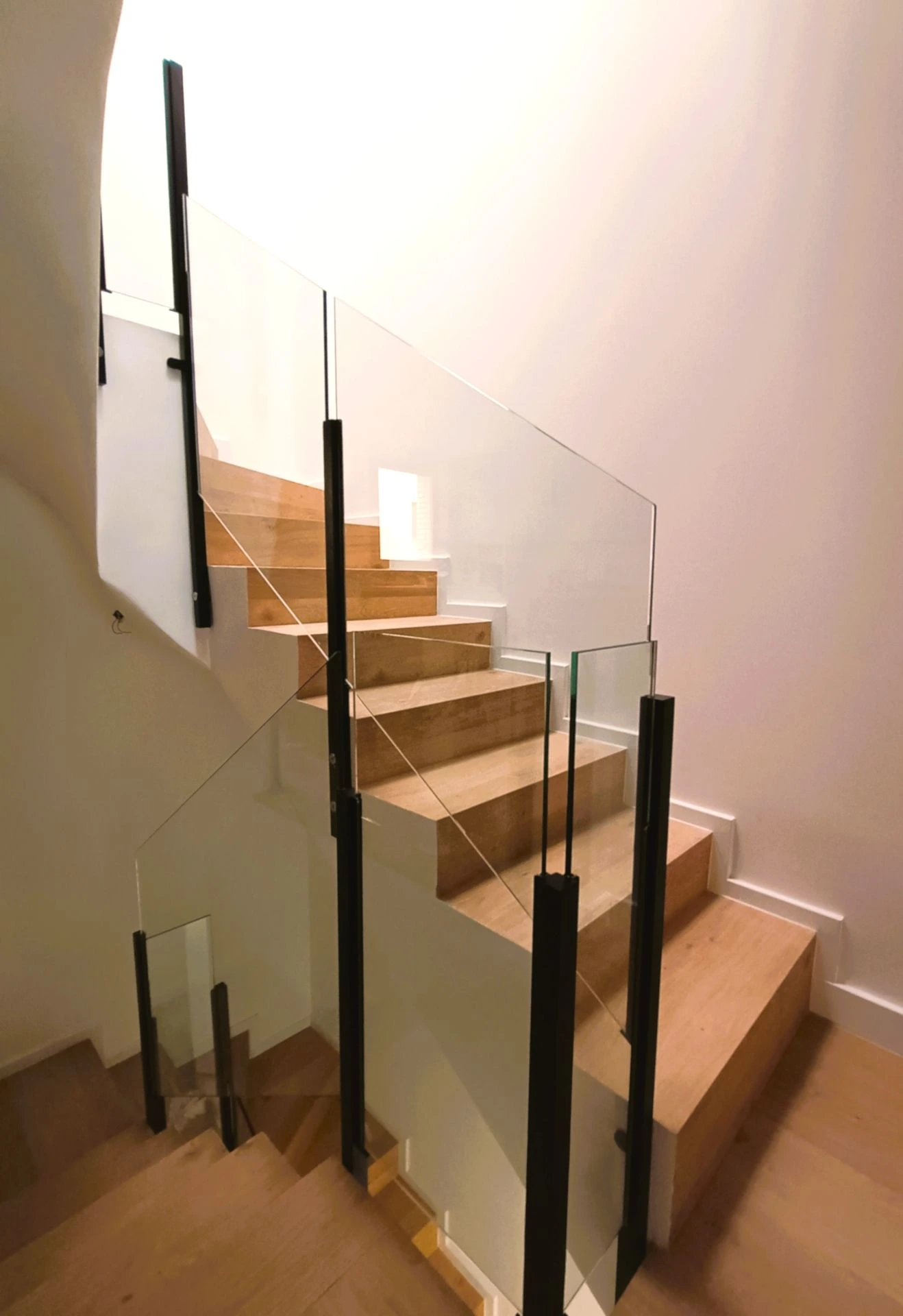 barandilla de cristal con pilares