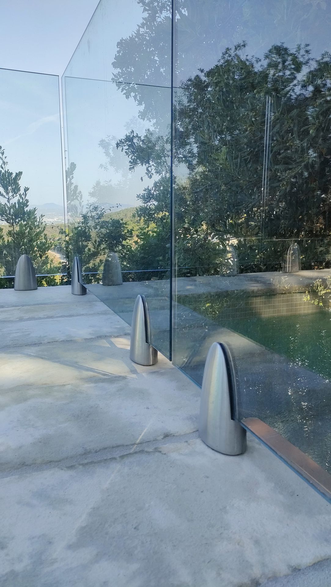 barandilla de cristal con pinzas al suelo de acero inoxidable