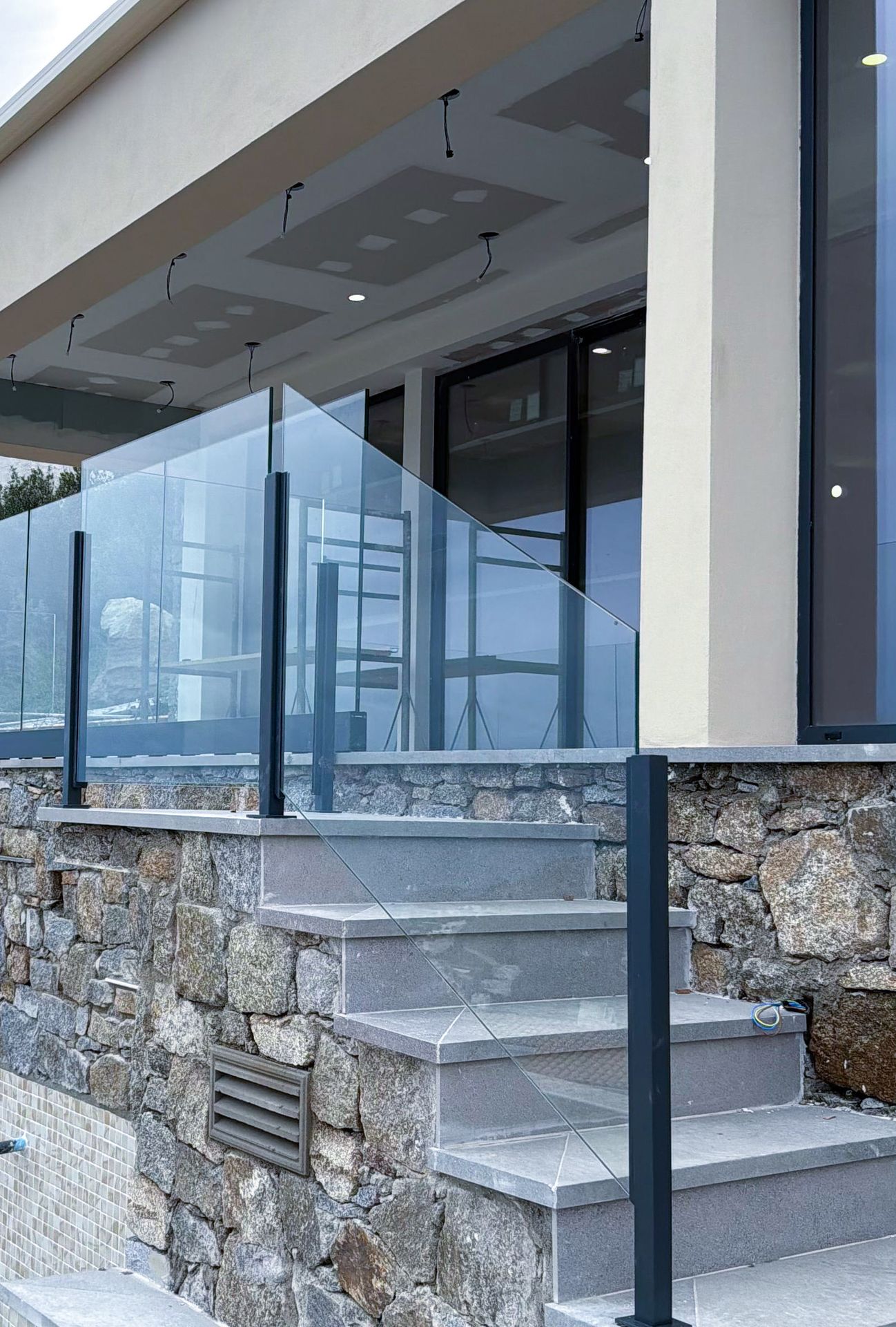 barandilla de cristal con pilares