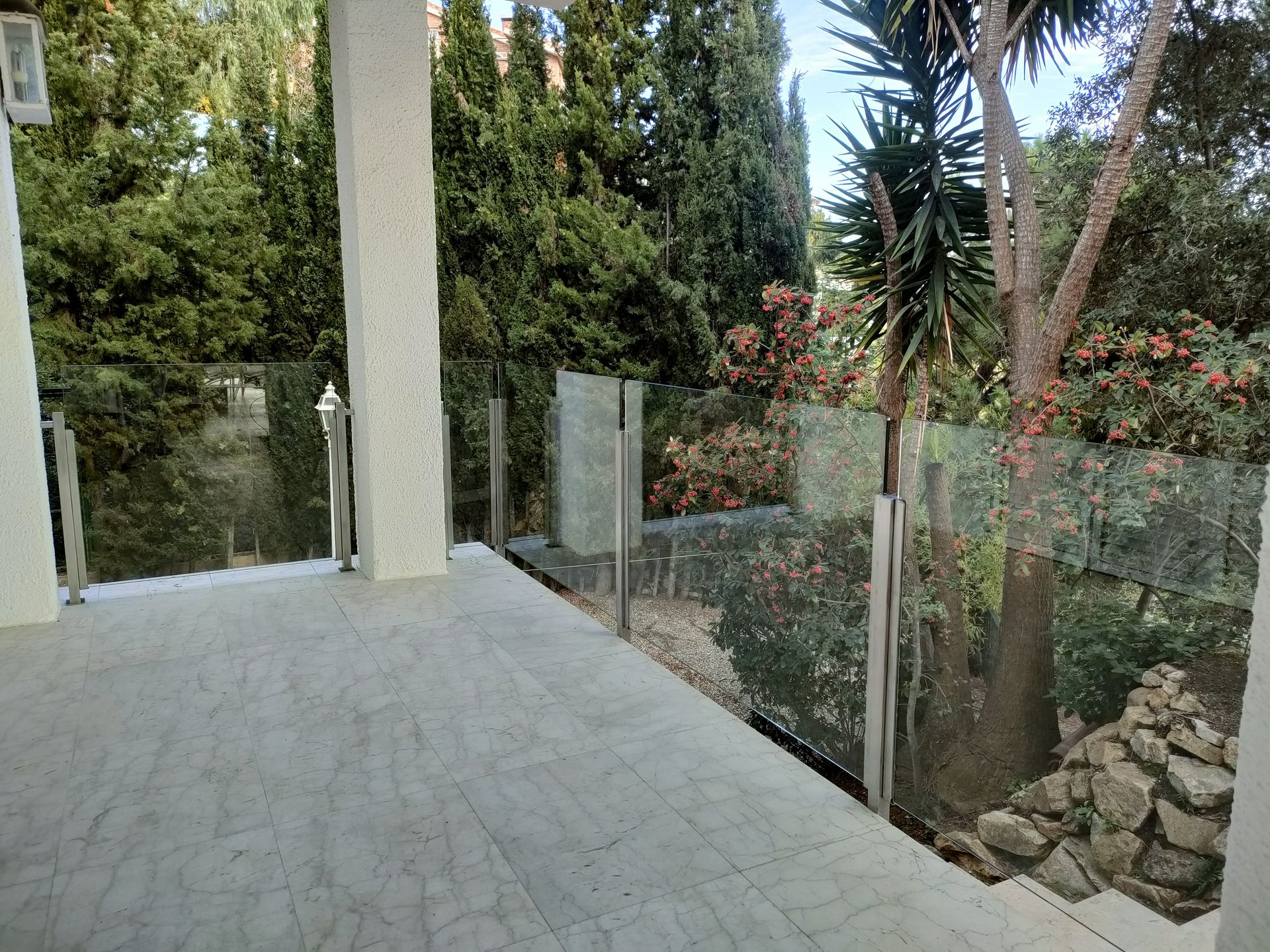 barandilla de cristal con pilares de acero inoxidable en vivienda