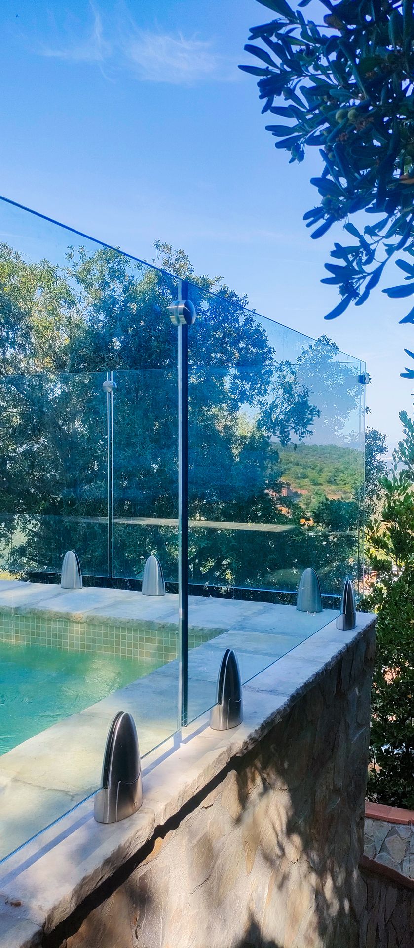 barandilla de cristal con pinzas de acero inoxidable