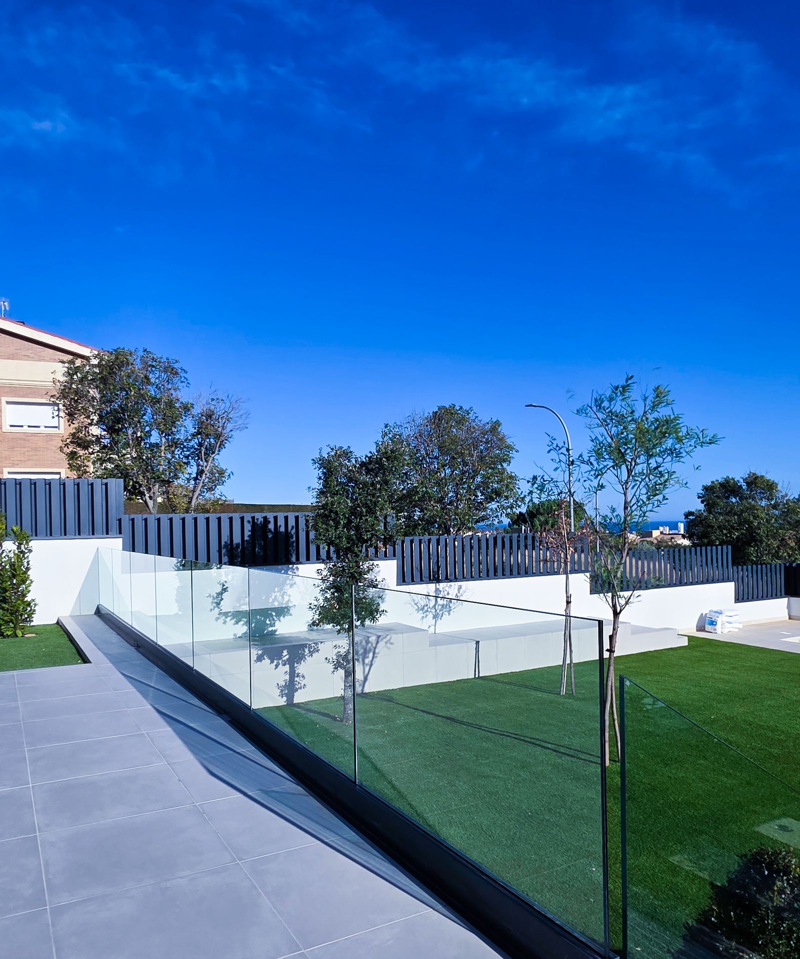 barandilla de guias al suelo en Barcelona