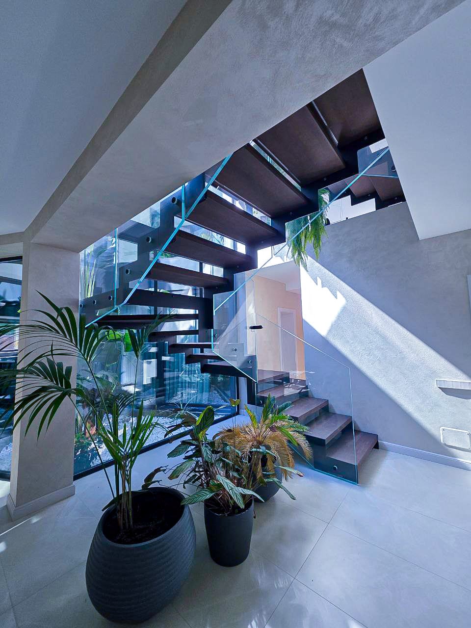 escalera con barandilla de cristal en vivienda moderna