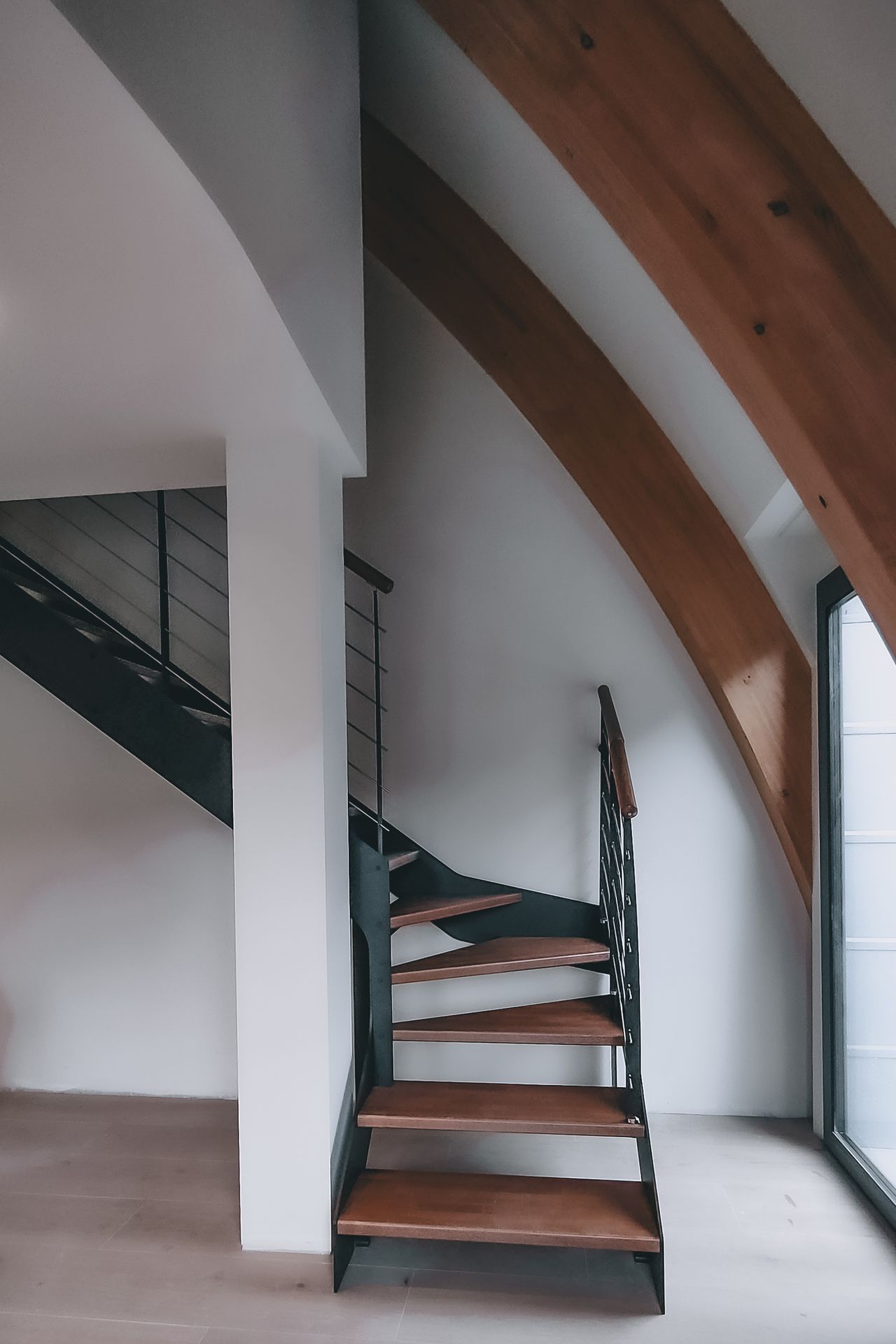 escalera metálica con peldaños de madera en vivienda moderna
