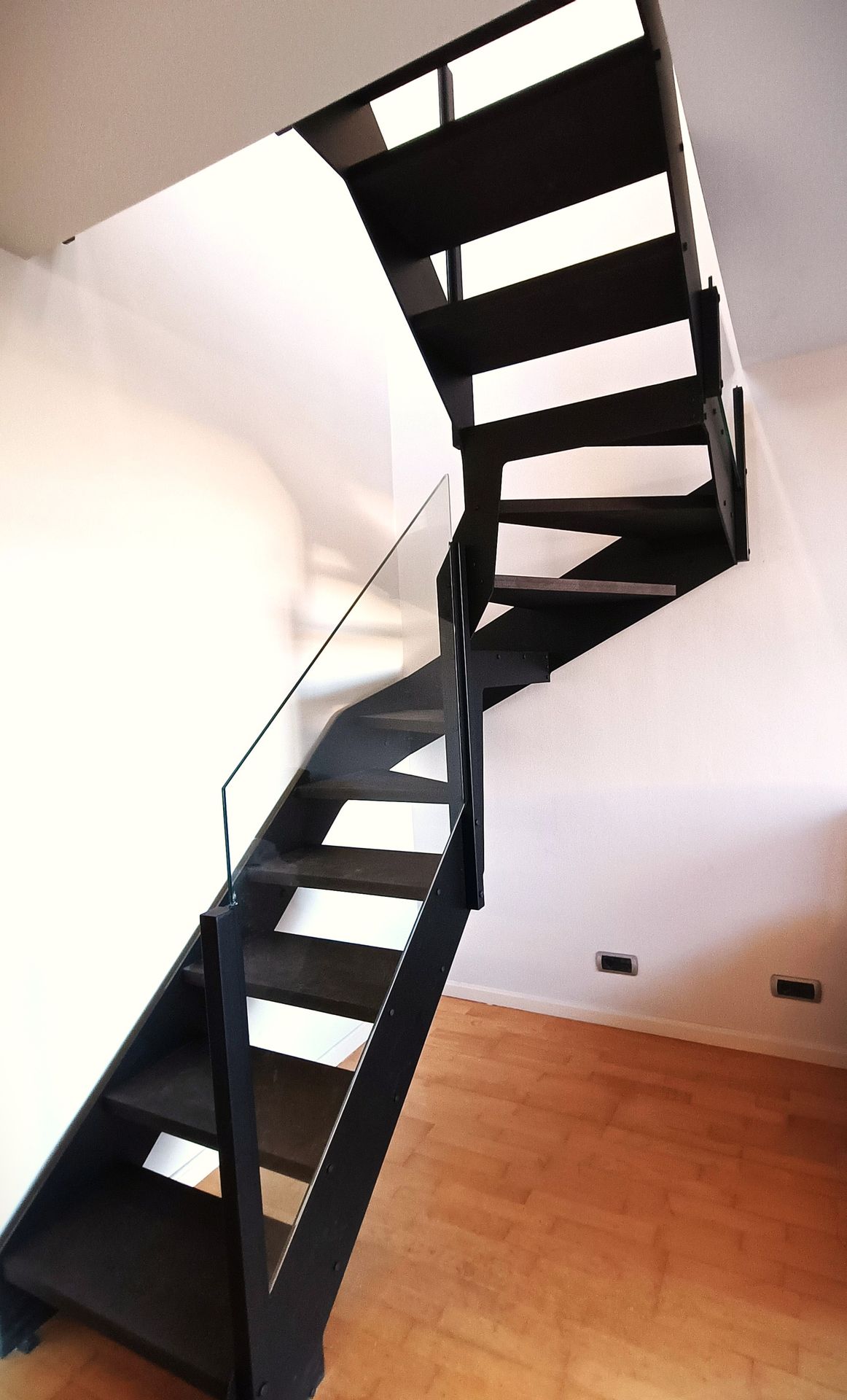escalera interior con barandilla de cristal