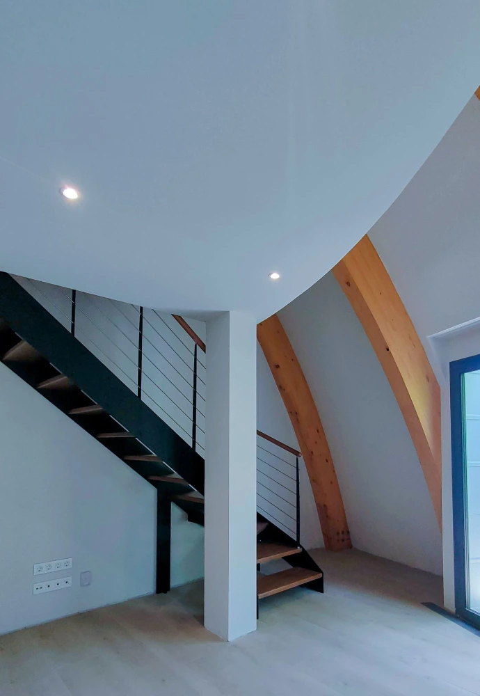 escalera metálica con peldaños de madera en vivienda moderna