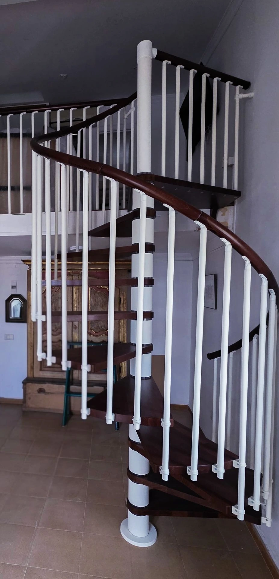 escalera de caracol de madera para interior