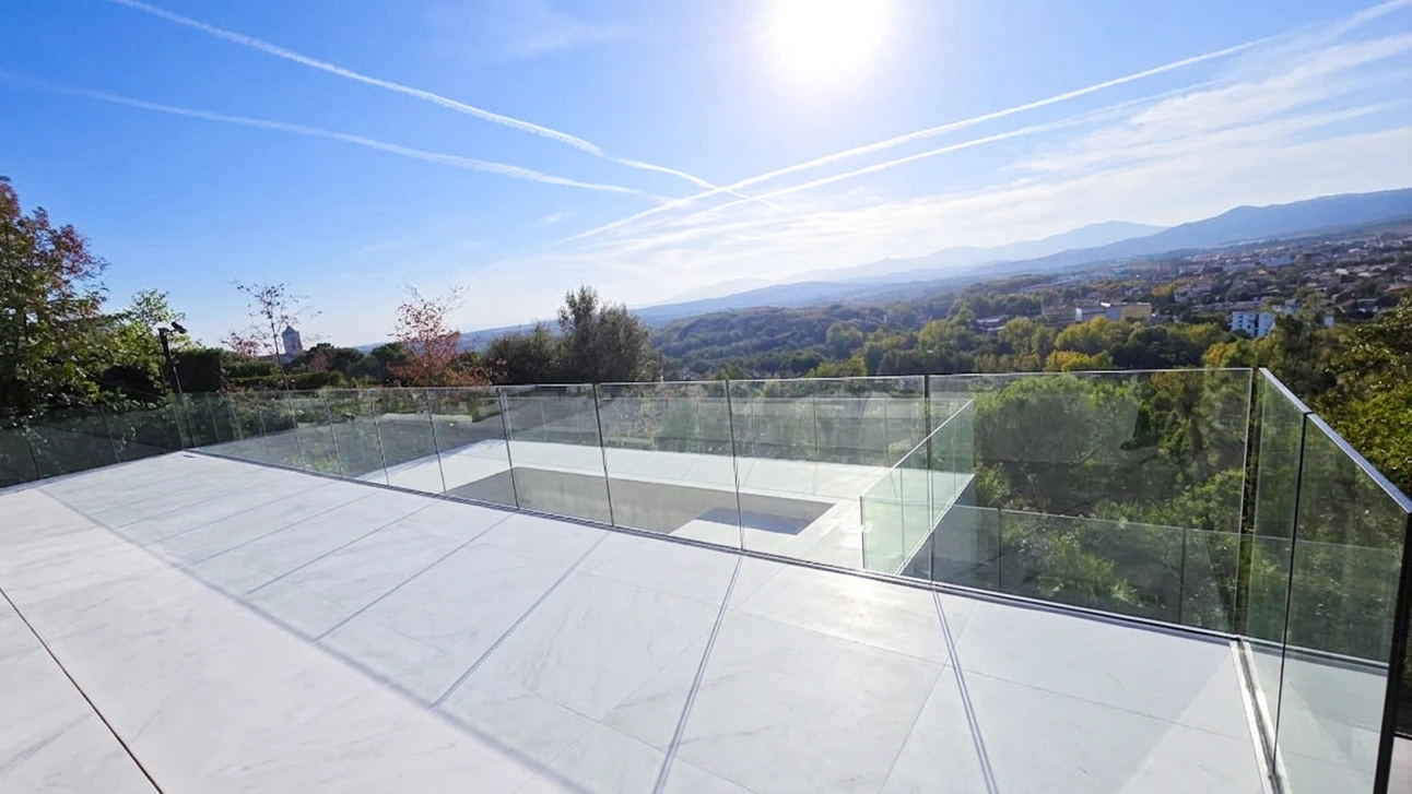 Sistema ViewGlass con guía de aluminio lateral y vistas panorámicas