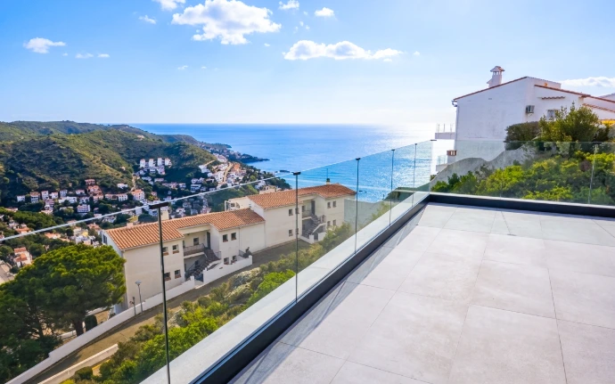Barandilla de cristal exterior en vivienda en Costa Brava