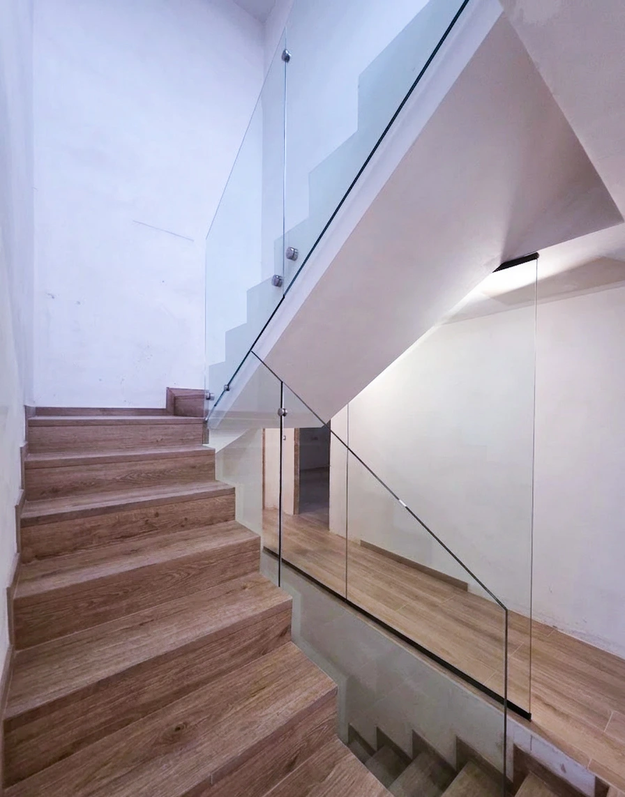 barandilla de cristal en escalera moderna con diseño minimalista