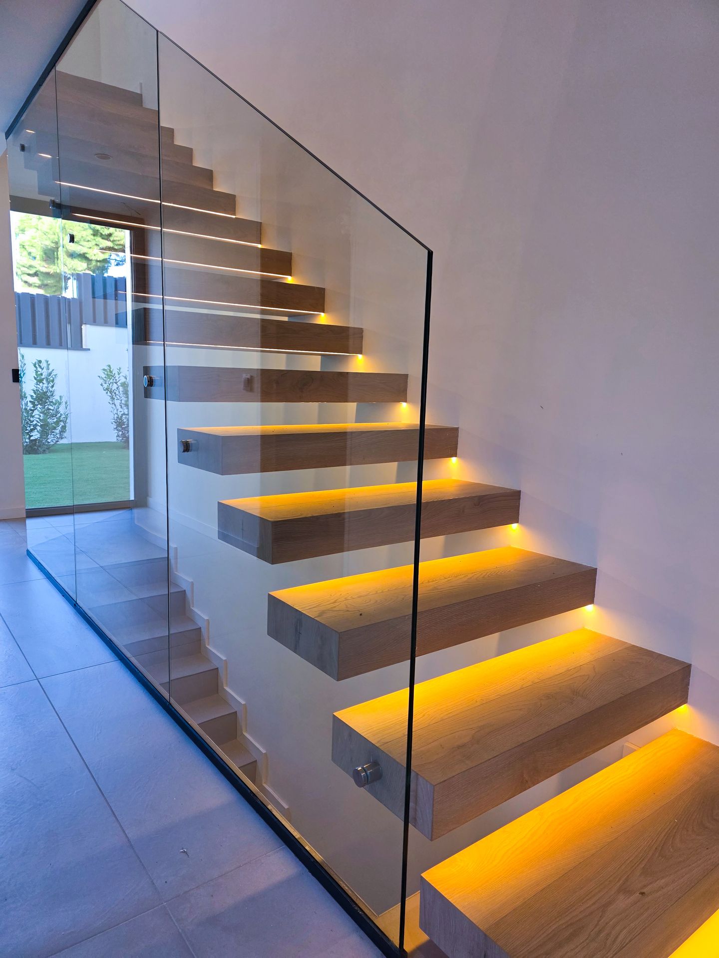 barandilla de cristal en escalera interior con iluminación LED